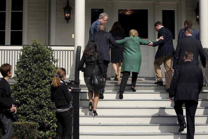 clinton-helped-up-stairs